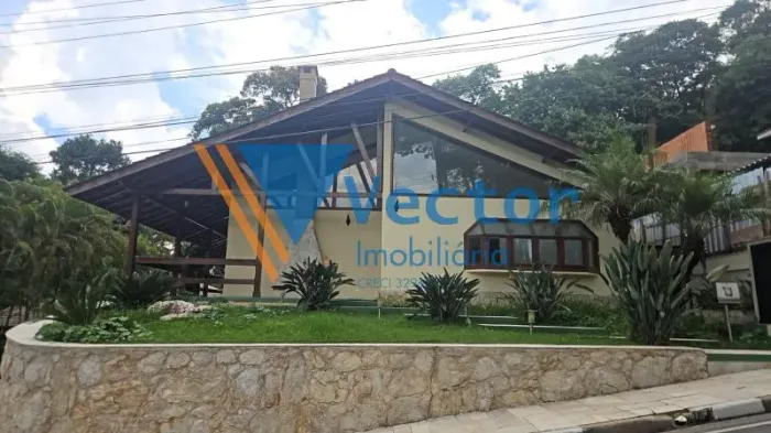 Casa térrea para venda ou locação com 3 quartos e 4 banheiros, 330m2 a venda no Arujazinho