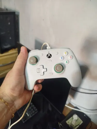 Controle gamersir G7 com botões atrás.