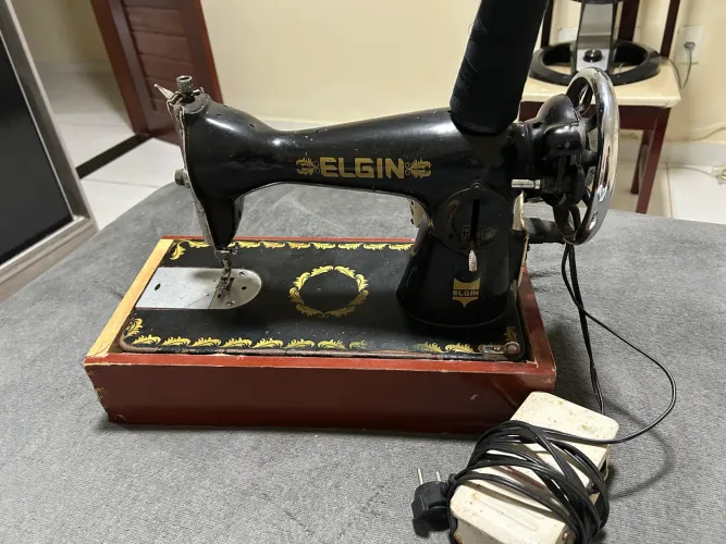 Máquina de costura Elgin elétrica 