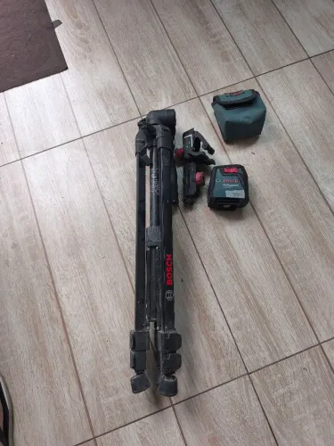 Nível a laser Bosch mais tripé Bosch todo original funcionando perfeitamente