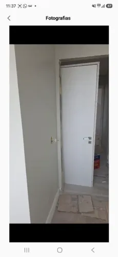 Porta de madeira branca completa, com portal.