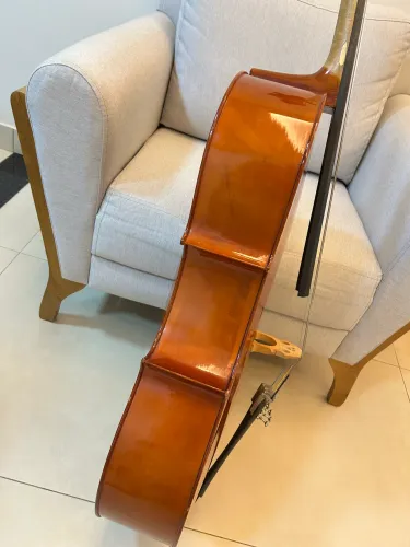 Violoncelo com acessórios