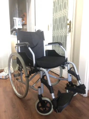 VENDO CADEIRA DE RODAS, BANCO PARA BANHO E CADEIRA DE BANHO HIGIÊNICA