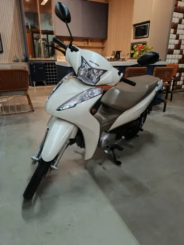 Honda Biz 125 2021 Flex, cor branca.
