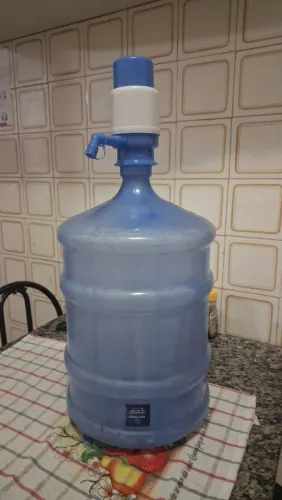 Galão de água (vazio) + bomba manual