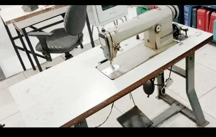Máquina de costura reta industrial