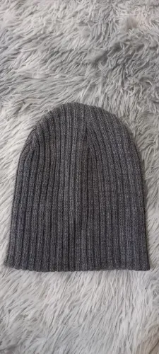 Gorro cinza de tricô canelado