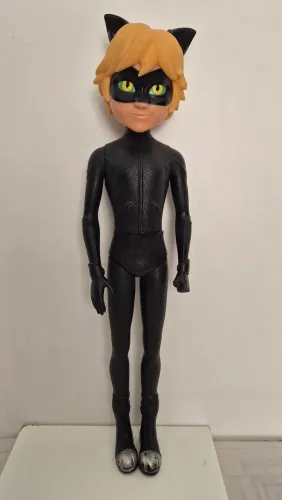 Boneco articulado do personagem Cat Noir, da animação Miraculous: As Aventuras de Ladybug.