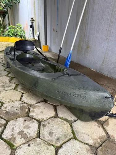 Caiaque de pesca Caiaker com carretinha de transporte, remos e coletes