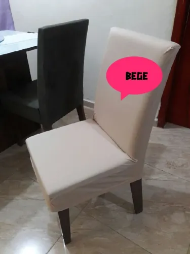 Manta de cadeira, em malha cor bege.