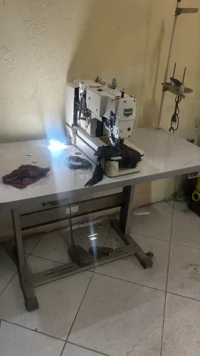 Máquina de costura caseadeira