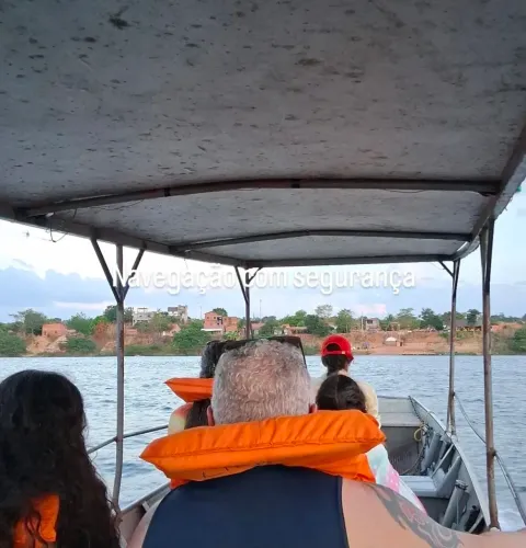 Vendo barco completo com motor 15 hp e carretinha