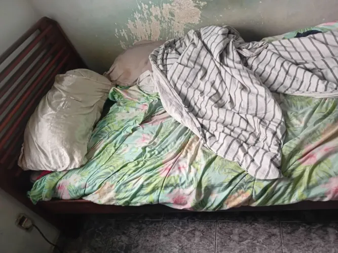 Vendo cama de solteir, madeira boa. Pouca Avaria