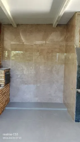 Assentamento de porcelanatos pisos e revestimento e escada churrasqueiras.