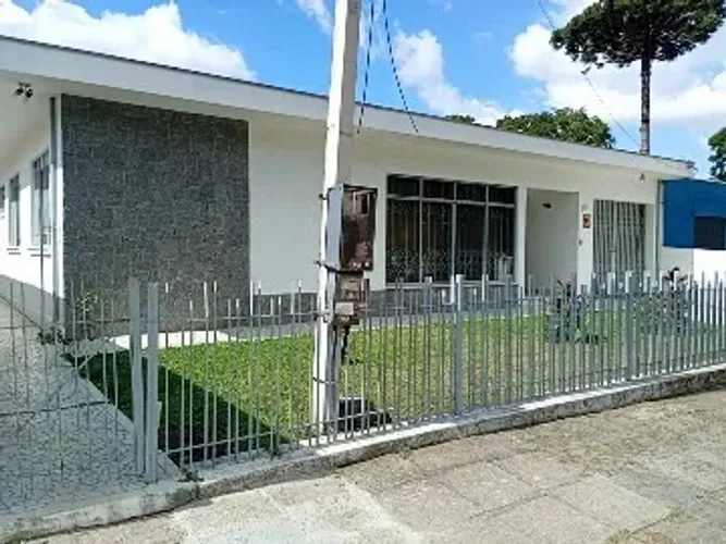 Excelente pode ser comercial , com amplo terreno.