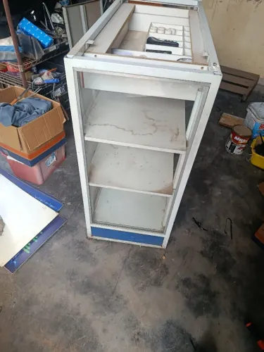 Expositor de ferro e vidro