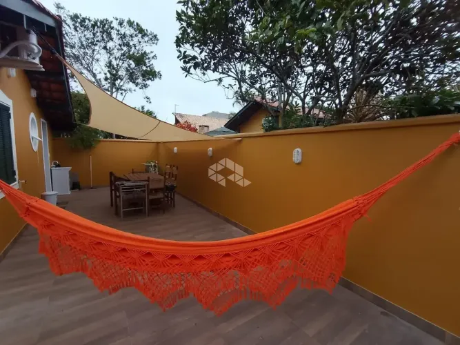 CASA EM CONDOMÍNIO Á VENDA COM 2 QUARTOS 1 VAGA DE GARAGEM EM PONTA DAS CANAS FLORIANÓPOLI