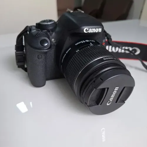 Câmera cânon com lentes e microfone