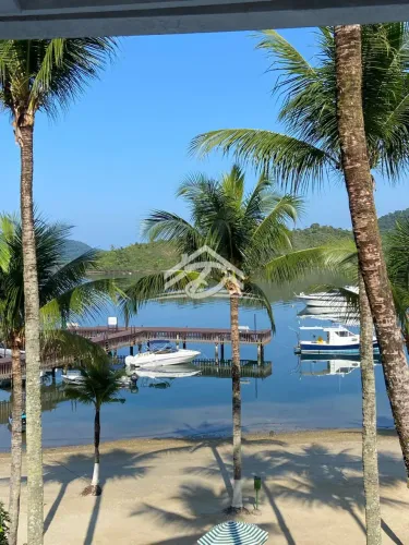 Exclusiva Casa de Frente para o Mar com 3 Suítes e Lazer Completo