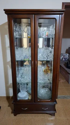 Cristaleira de Madeira com Vidros e Espelho Interno