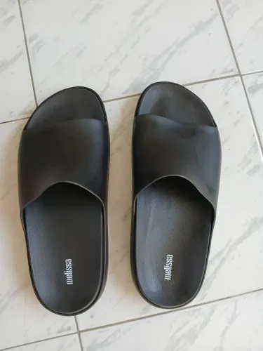 Chinelo Melissa Flowing  Slide masculino na cor preta. Novo. Número 41.