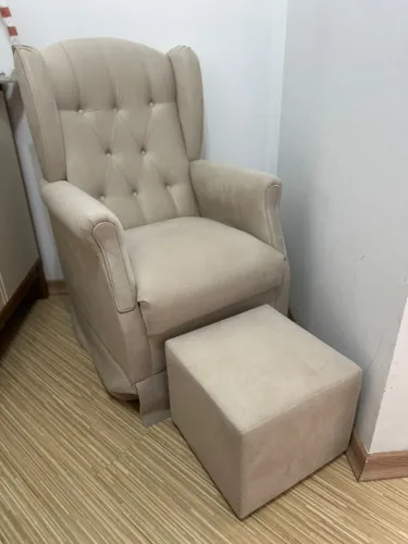 Poltrona amamentação com balanço e puff Suede Bege