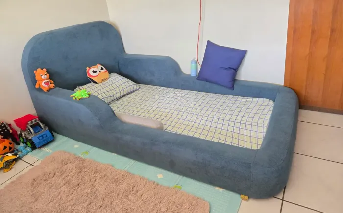 Cama montessoriana de solteiro da marca Little Duck, na cor Azul
