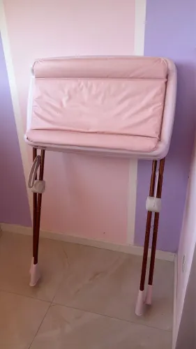 Doação grátis/trocador de bebê(menina) com suporte 