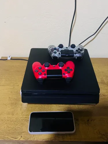 PS4 slim 1TB com 2 controles e 8 jogos