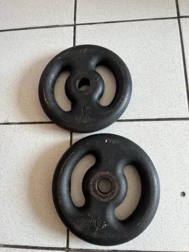 3 halteres de ferro 10kg + 1 halter de 6kg. Total 36kg. Em bom estado.