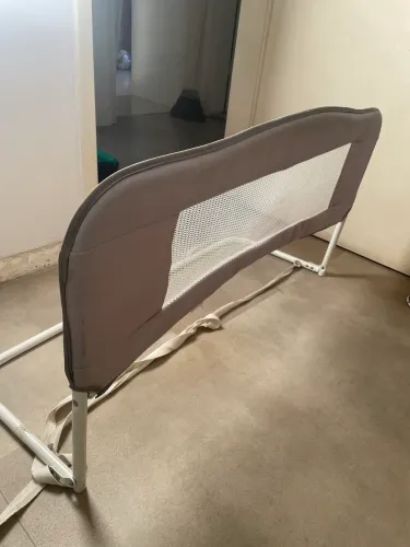 Protetor de cama infantil usada. 