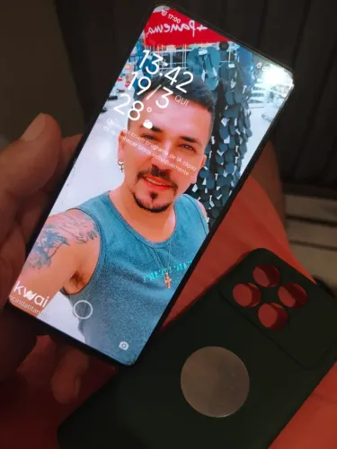 POCO X6 PRÓ 256 GB DETALHE CANTINHO DA TELA , NAO INTERFERE EM NADA