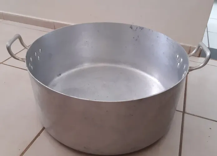 Panela grande de alumínio  40 litros conservada 