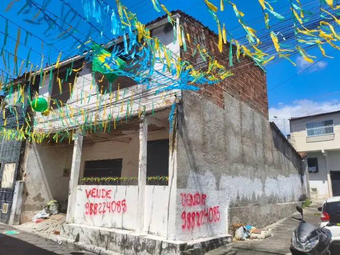 Casa de esquina com ponto comercial e 4 quartos