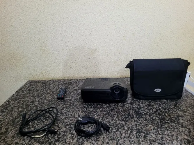 Projetor Acer original, ótimo estado, imagem nítida, ideal para filmes e apresentações.