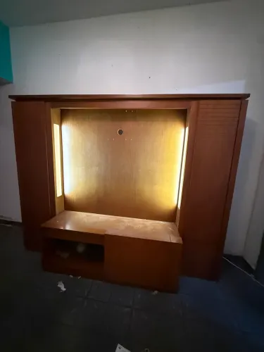 Estante home theater de madeira com iluminação lateral
