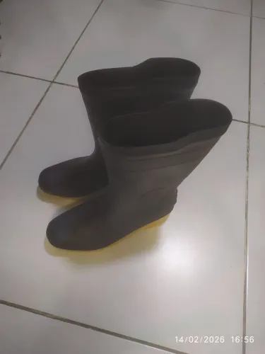 Vende essa bota preto pra trabalhar 