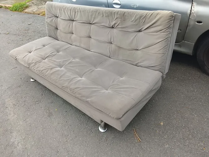 Vendo sofá cama usado com marcas de uso