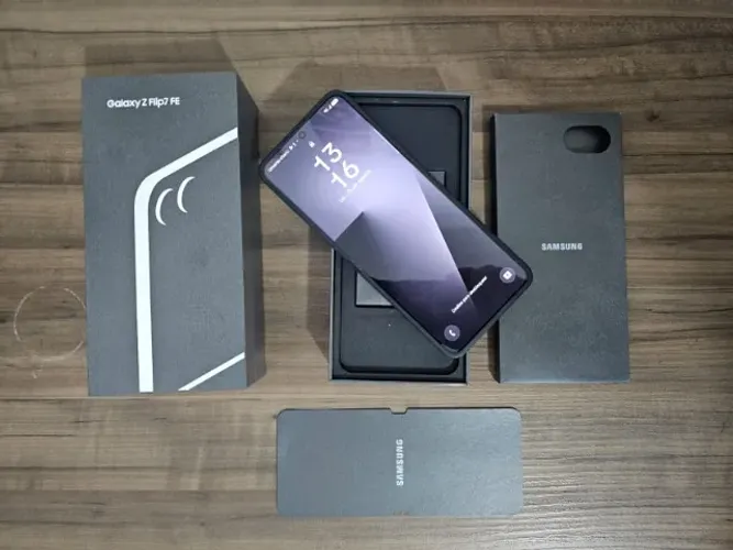 Smartphone Samsung Galaxy Z Flip7 FE 128GB Preto 5G 8GB RAM Tela 6,7" Câm. Dupla de 50MP