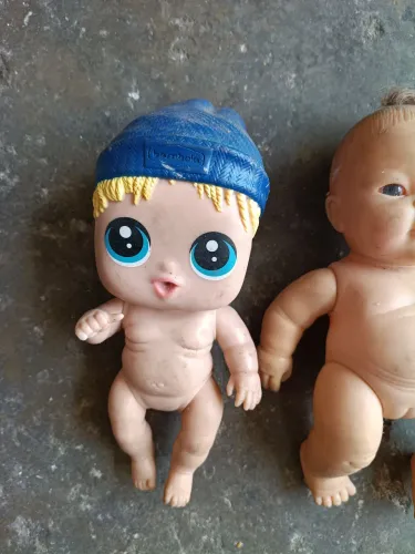 Duas bonecas juntas uma a os 80 a outra mais moderna. Não tenho as roupinha