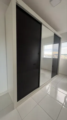 Guarda roupa casal portas de correr com espelho