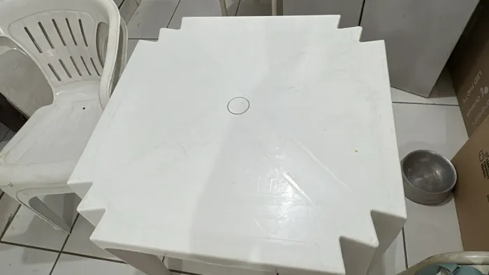 Mesa e duas mesas de plástico