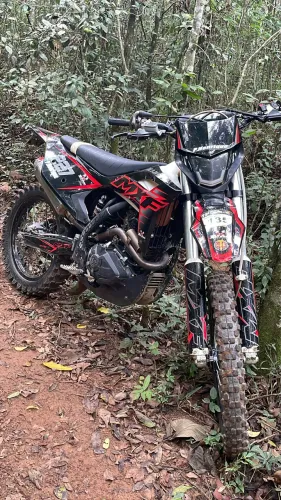 Sou segundo dono, moto nova pneu dianteiro original ainda e kit grafico novo..