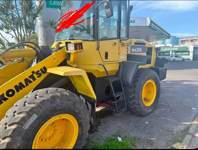 Vendo pá carregadeira komatsu WA200 aceito veículo na troca.