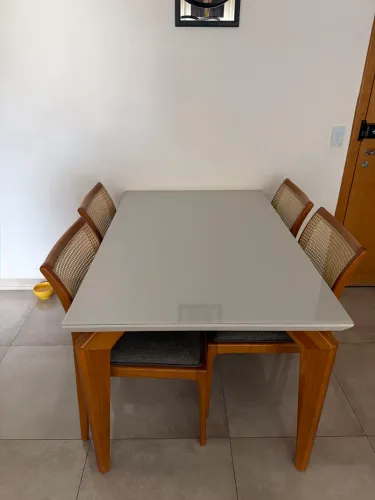 Mesa de 04 cadeiras com cadeiras em tela