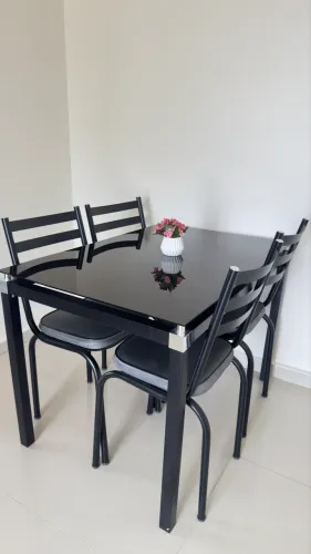 Jogo de mesa de jantar com 4 cadeiras 