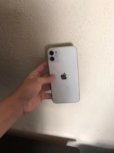 iPhone 11 apenas com a traseira quebrada 