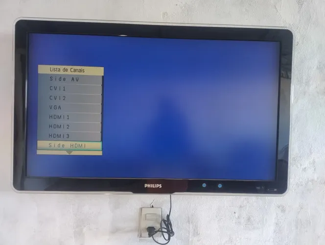 TV LCD 42", antiga, funcionando