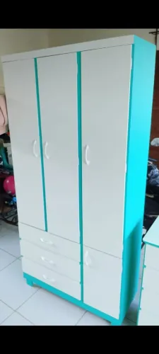 Novo e com frete totalmente grátis para a zona norte, guarda roupas de solteiro 3 portas.