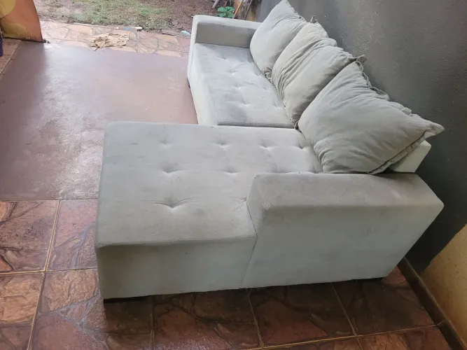 Lindo sofá de canto com almofada soltas 